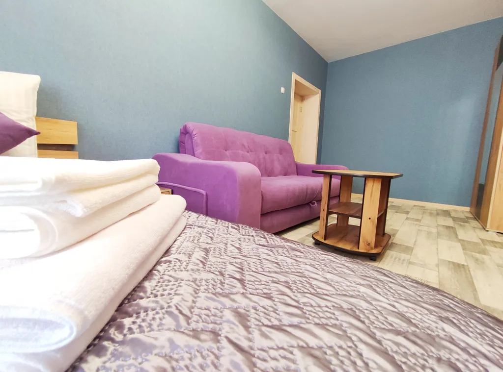 Квартира двухкомнатная на улице Республики, 48 м², Тюмень — спальня, фото 6