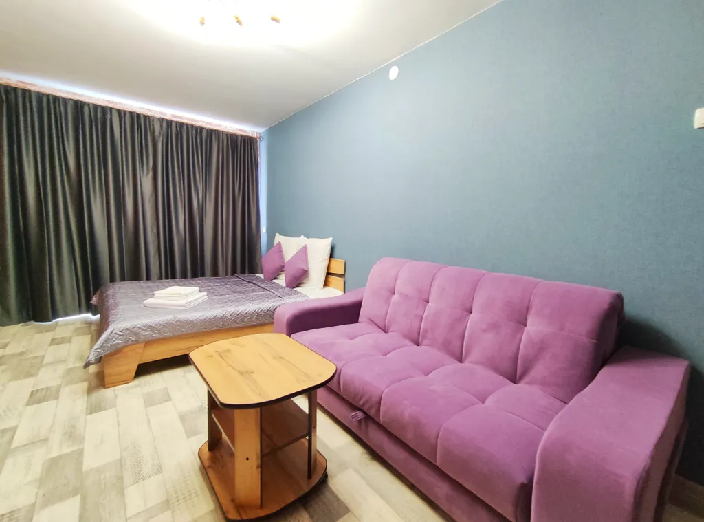 Квартира двухкомнатная на улице Республики, 48 м², Тюмень — спальня, фото 9