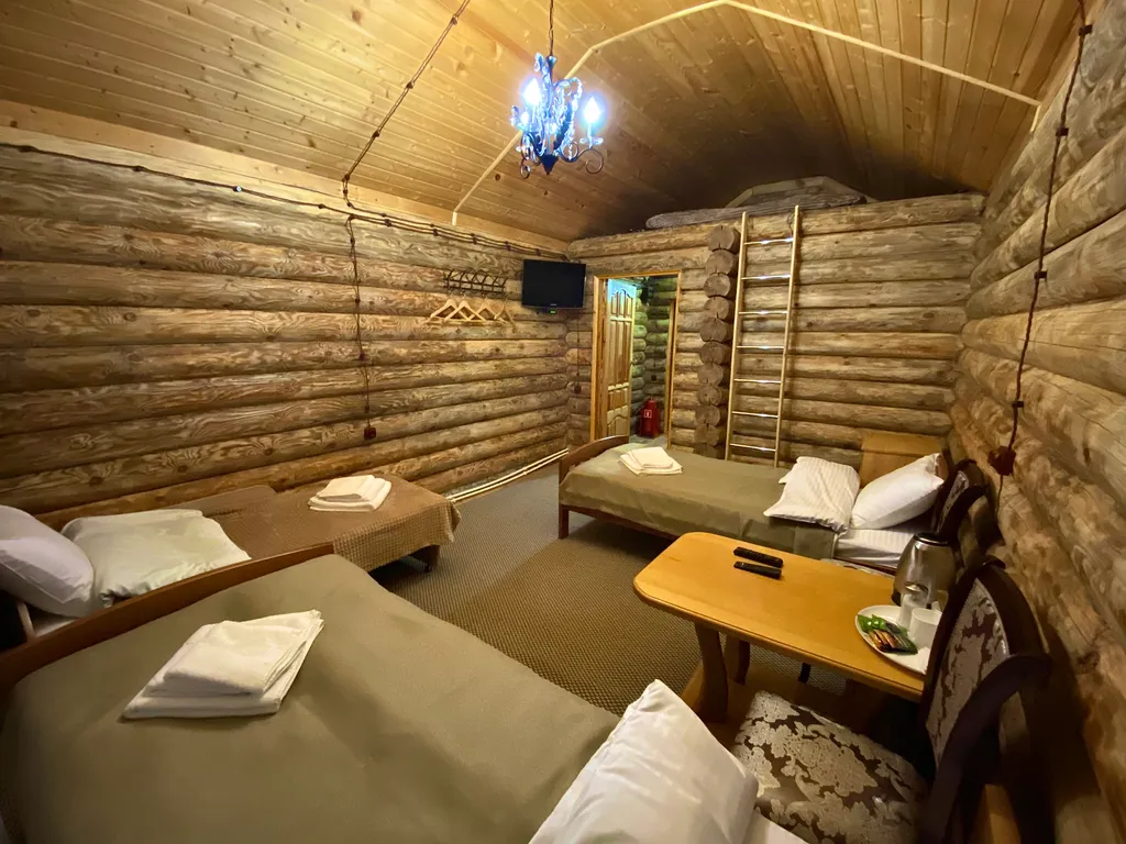 Дом с двумя 1-но спальными кроватями, диваном и футоном