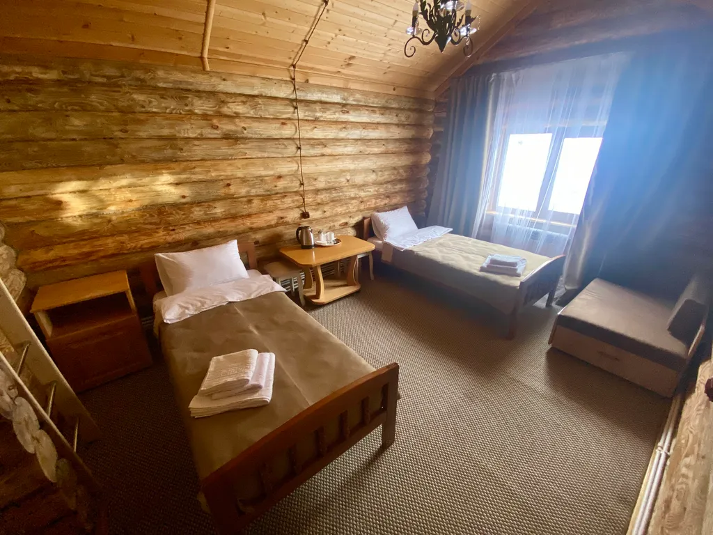 Дом с двумя 1-но спальными кроватями, диваном и футоном