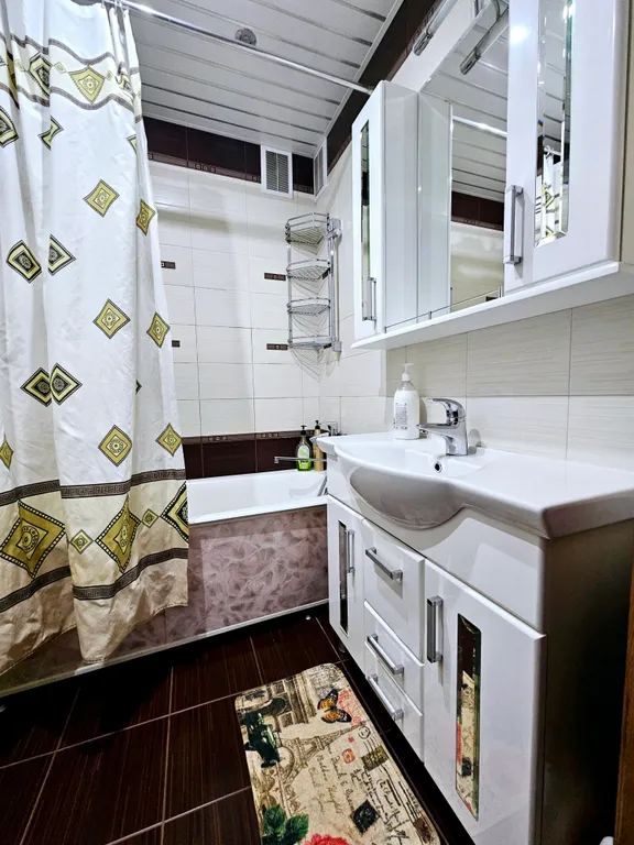 Квартира двухкомнатная на улице Федора Гладкова, 70 м², Чебоксары — фото 11