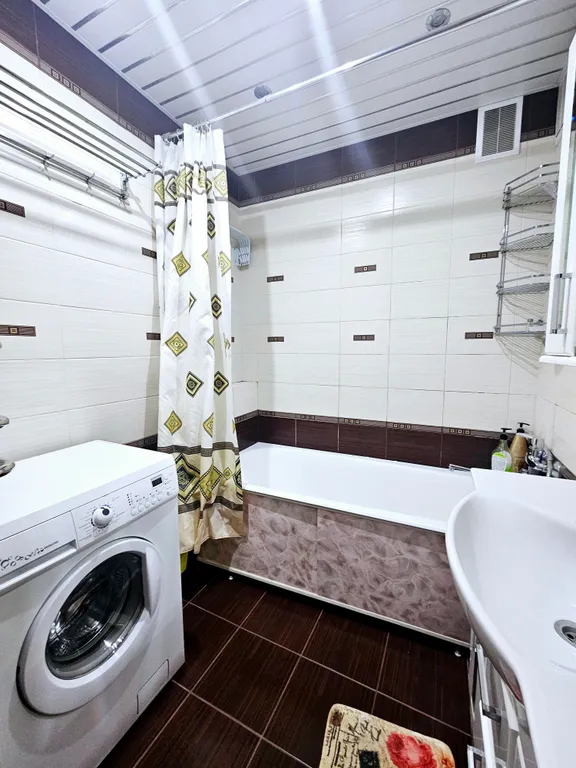 Квартира двухкомнатная на улице Федора Гладкова, 70 м², Чебоксары — фото 12