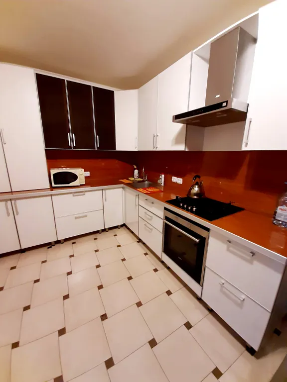 Квартира двухкомнатная на улице Федора Гладкова, 70 м², Чебоксары — кухня
