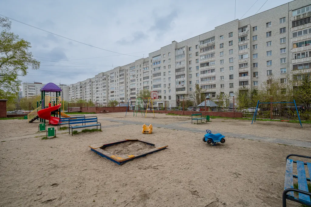 Квартира однокомнатная в Верх-Исетском, 48 м², Екатеринбург — двор, фото 2