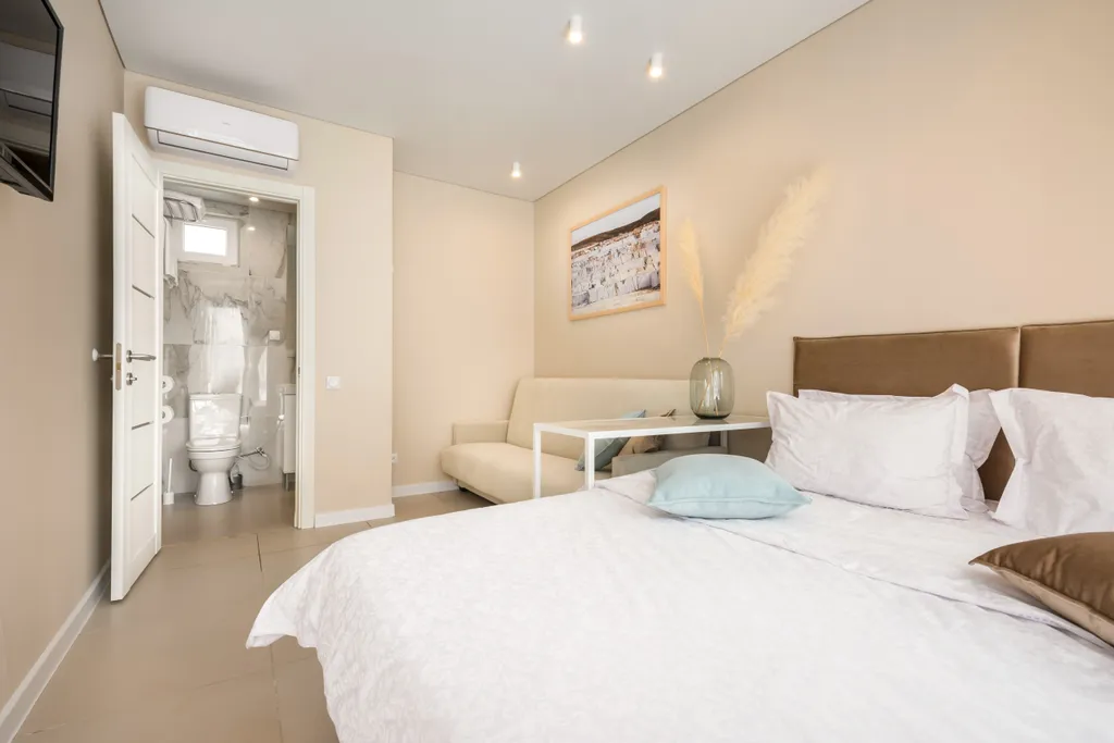 Номер Стандарт с боковым видом на бассейн в отеле Summer Suites — Summer Suites, фото 4 из 5