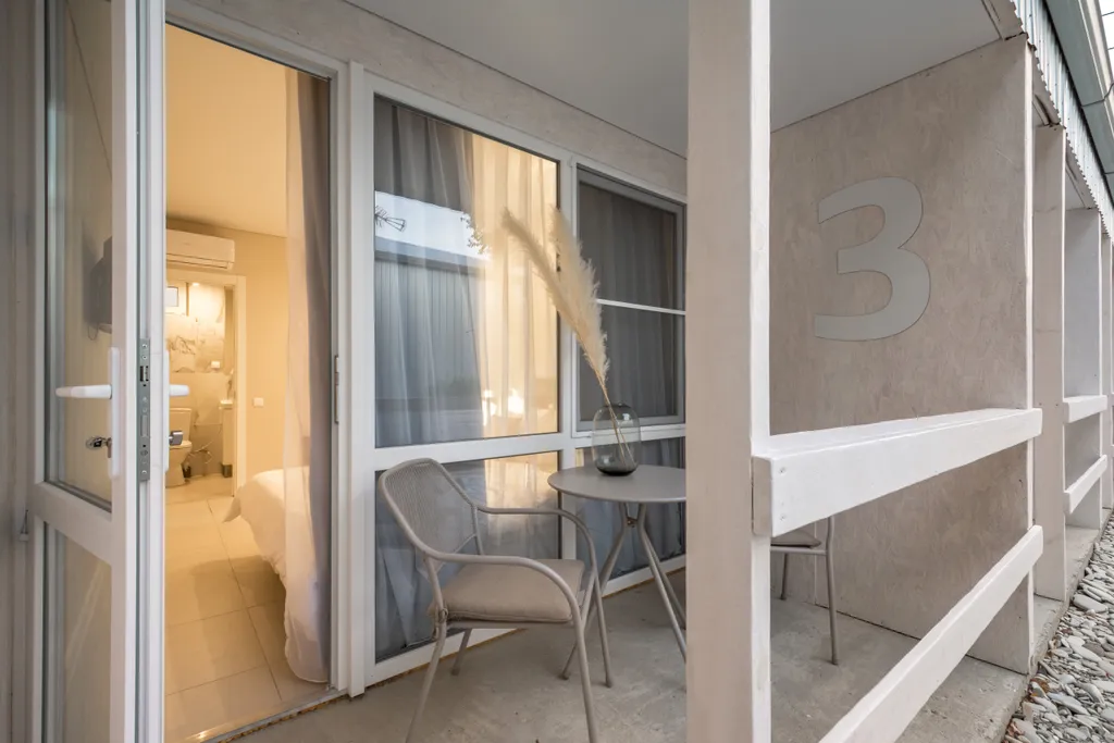 Номер Стандарт с боковым видом на бассейн в отеле Summer Suites — Summer Suites, фото 5 из 5