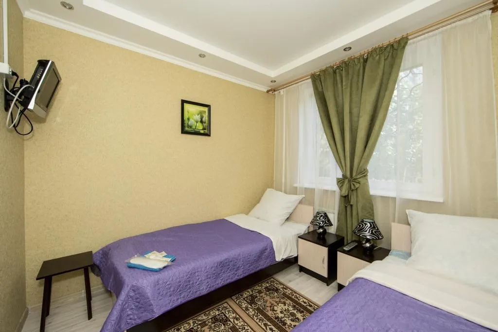 Двухместный номер с 2 отдельными кроватями эконом с общей ванной комнатой