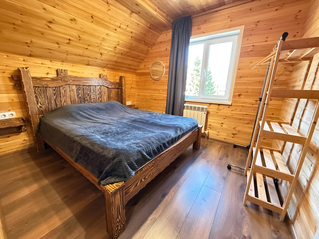 Коттедж 9-местный на улице Хвойной, 110 м², Шерегеш — спальня, фото 3
