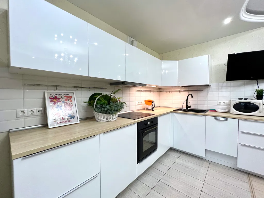 Апартаменты трёхкомнатные в Вахитовском, 100 м², Казань — кухня, фото 2