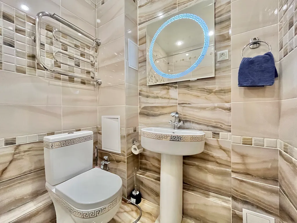 Апартаменты трёхкомнатные в Вахитовском, 100 м², Казань — ванная комната, фото 3