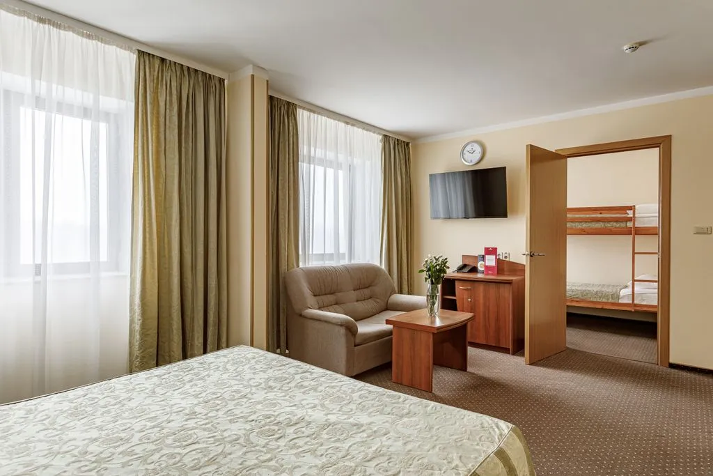 Семейный номер семейный (Двухспальная кровать + детская двухъярусная)