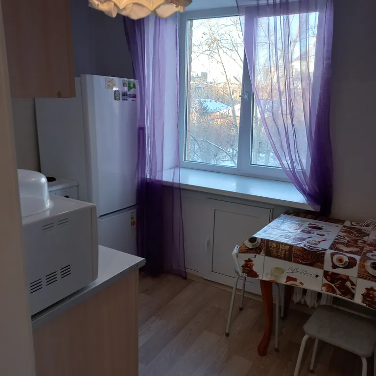 Квартира однокомнатная на улице Республики, 34 м², Тюмень — кухня, фото 2