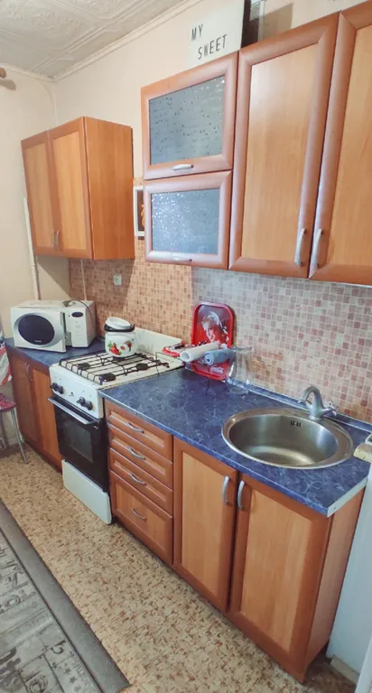 Квартира двухкомнатная на улице Юбилейной, 45 м², Псков — кухня