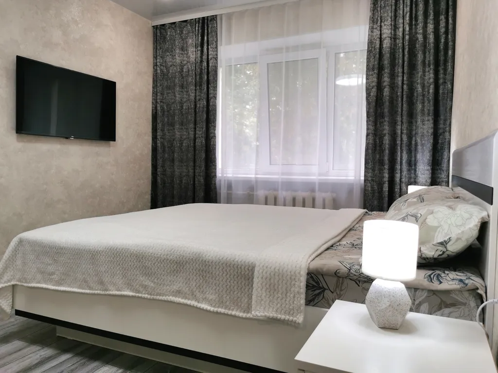 Квартира однокомнатная на набережной реки Великой, 33 м², Псков — спальня, фото 5
