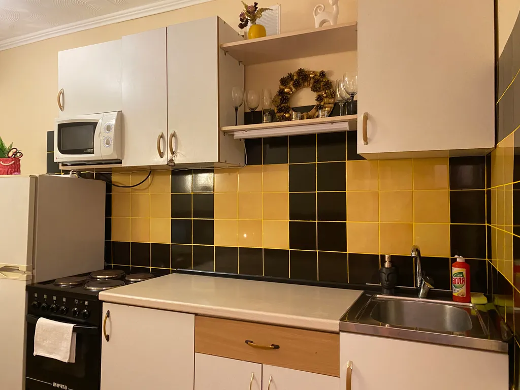 Квартира однокомнатная на улице Полины Осипенко, 36 м², Томск — кухня, фото 2