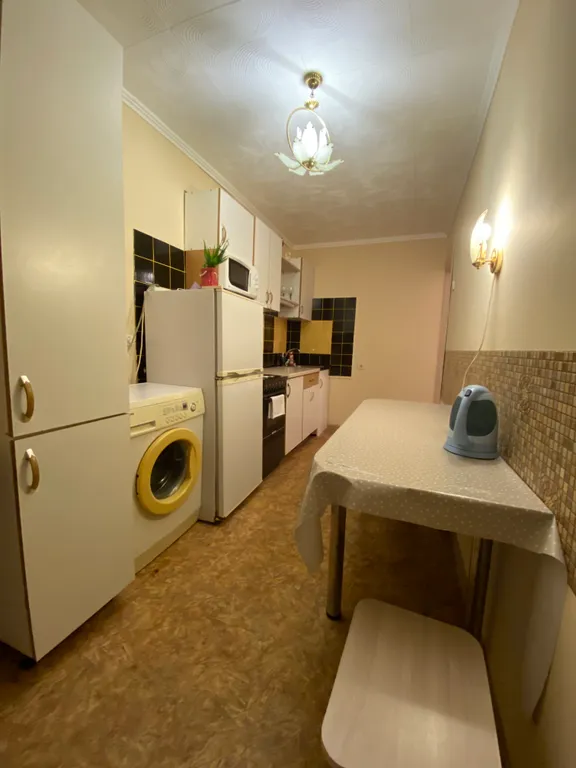 Квартира однокомнатная на улице Полины Осипенко, 36 м², Томск — кухня, фото 3