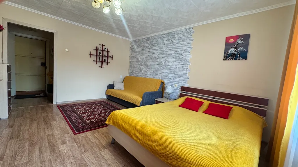 Квартира однокомнатная на улице Полины Осипенко, 36 м², Томск — спальня, фото 7