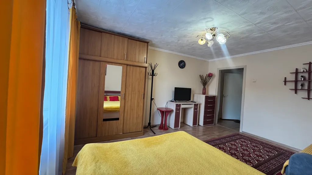 Квартира однокомнатная на улице Полины Осипенко, 36 м², Томск — спальня, фото 9