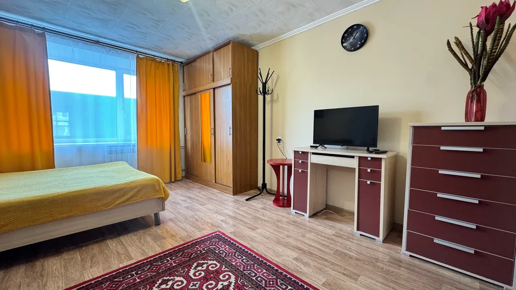 Квартира однокомнатная на улице Полины Осипенко, 36 м², Томск — спальня, фото 10