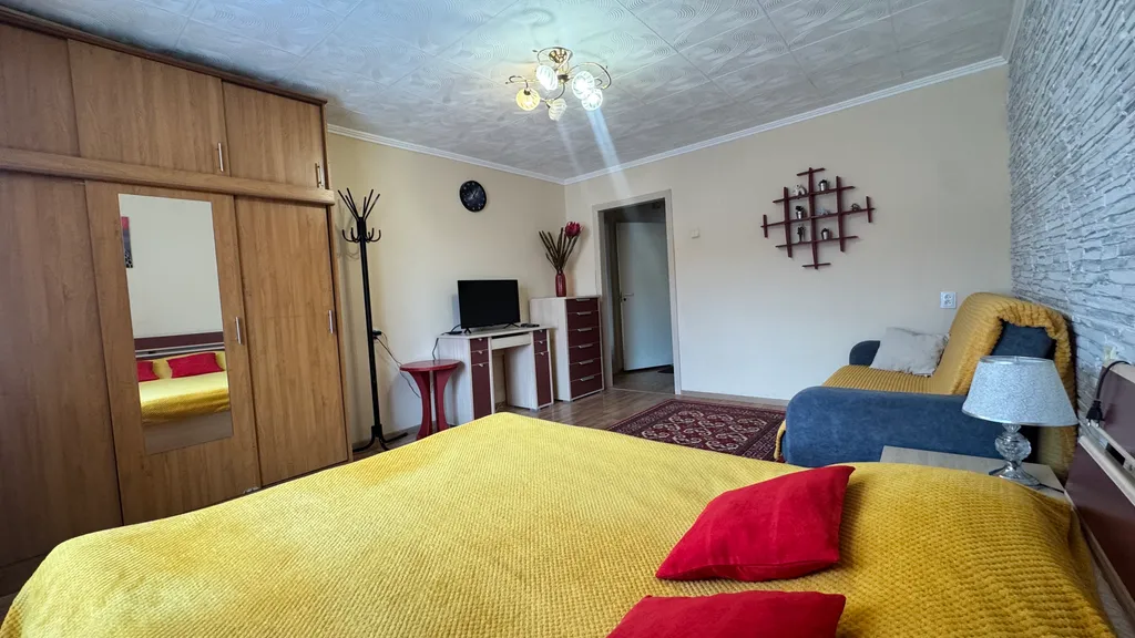 Квартира однокомнатная на улице Полины Осипенко, 36 м², Томск — спальня, фото 4