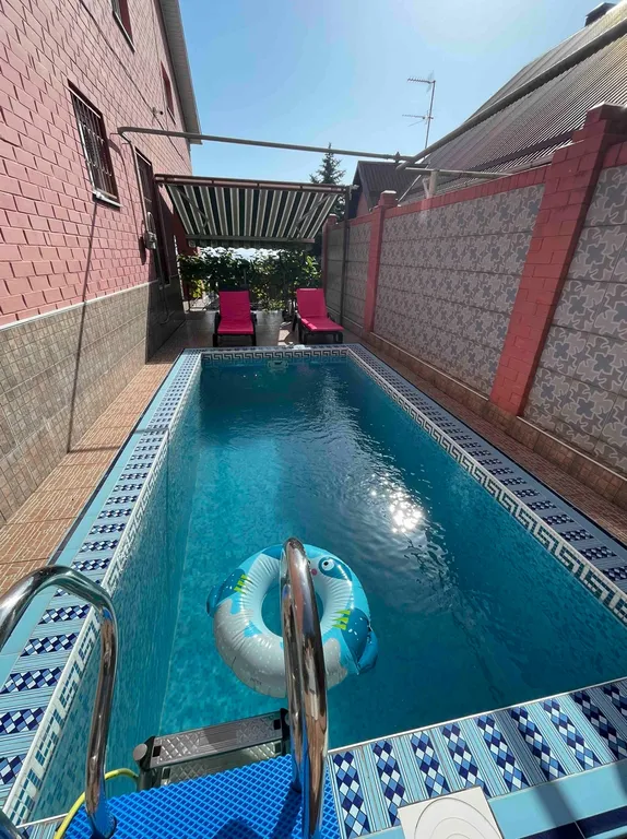 Часть жилого дома с бассейном