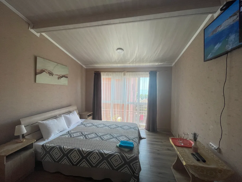 Часть жилого дома с бассейном