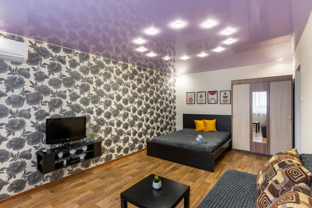 Квартира однокомнатная на улице Холодильной, 45 м², Тюмень — спальня, фото 2