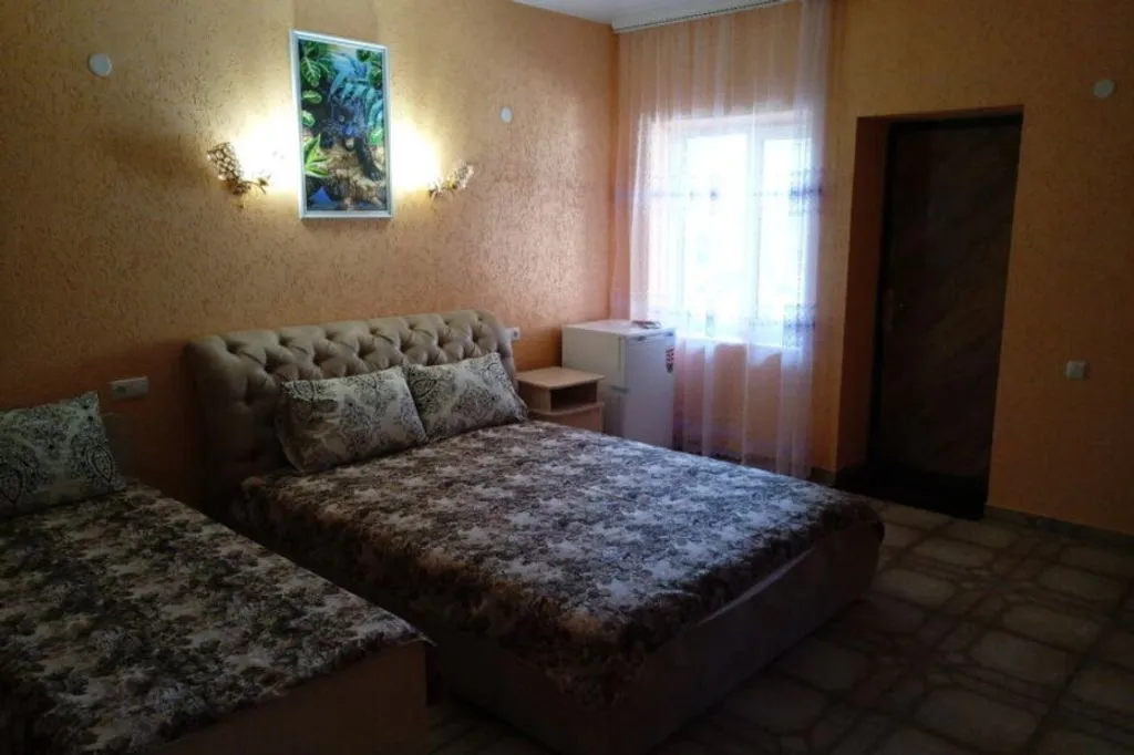 Четырёхместный номер Люкс 1-комнатный большая кровать — спальное место