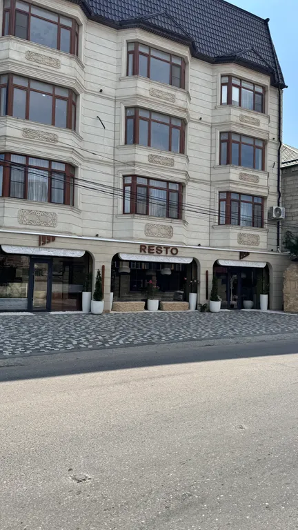 Квартира трёхкомнатная на улице Махачкалинской, 64 м², Каспийск — двор
