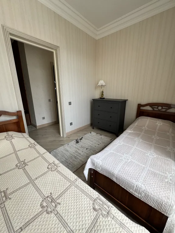 Квартира трёхкомнатная на улице Махачкалинской, 64 м², Каспийск — спальня, фото 4