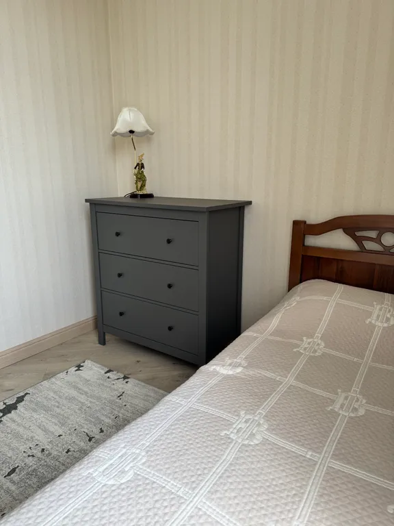 Квартира трёхкомнатная на улице Махачкалинской, 64 м², Каспийск — спальня, фото 6