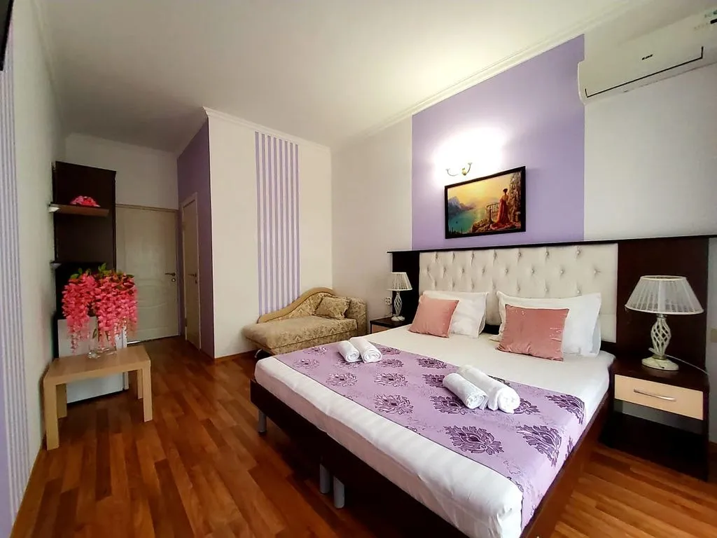 Трёхместный номер комфорт с балконом — Villa Village, фото 3 из 5