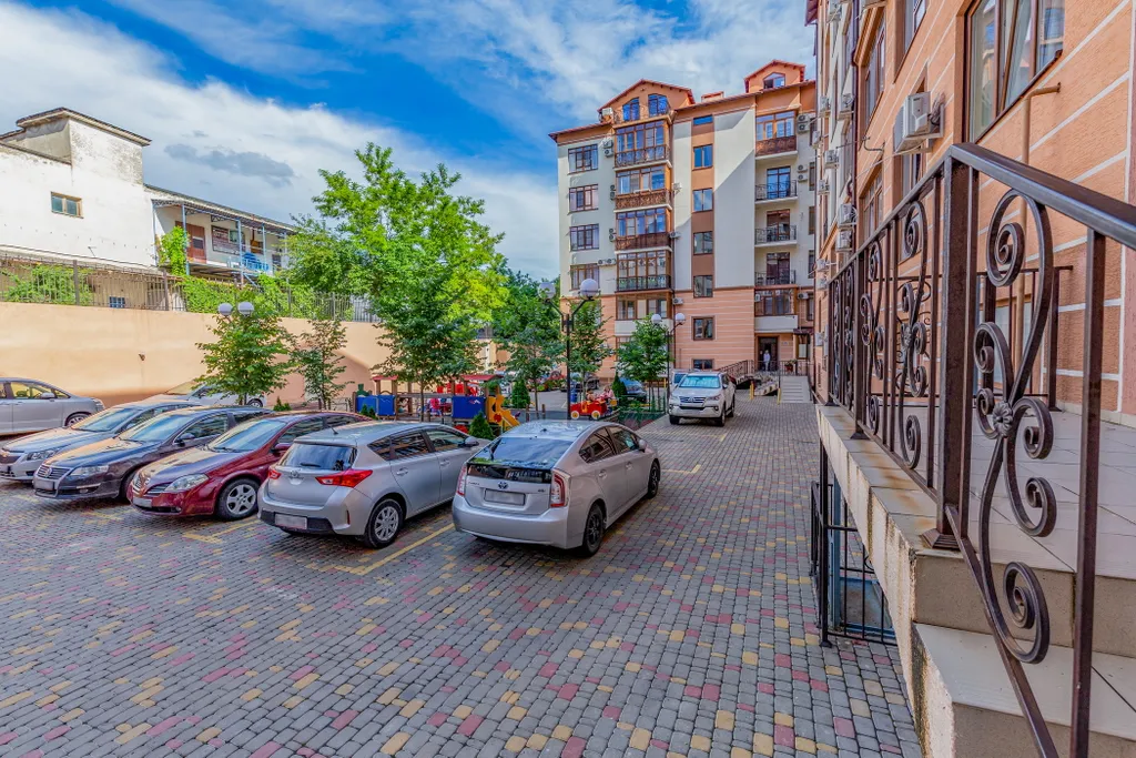 Квартира однокомнатная на улице Гоголи, 45 м², Геленджик — двор, фото 2