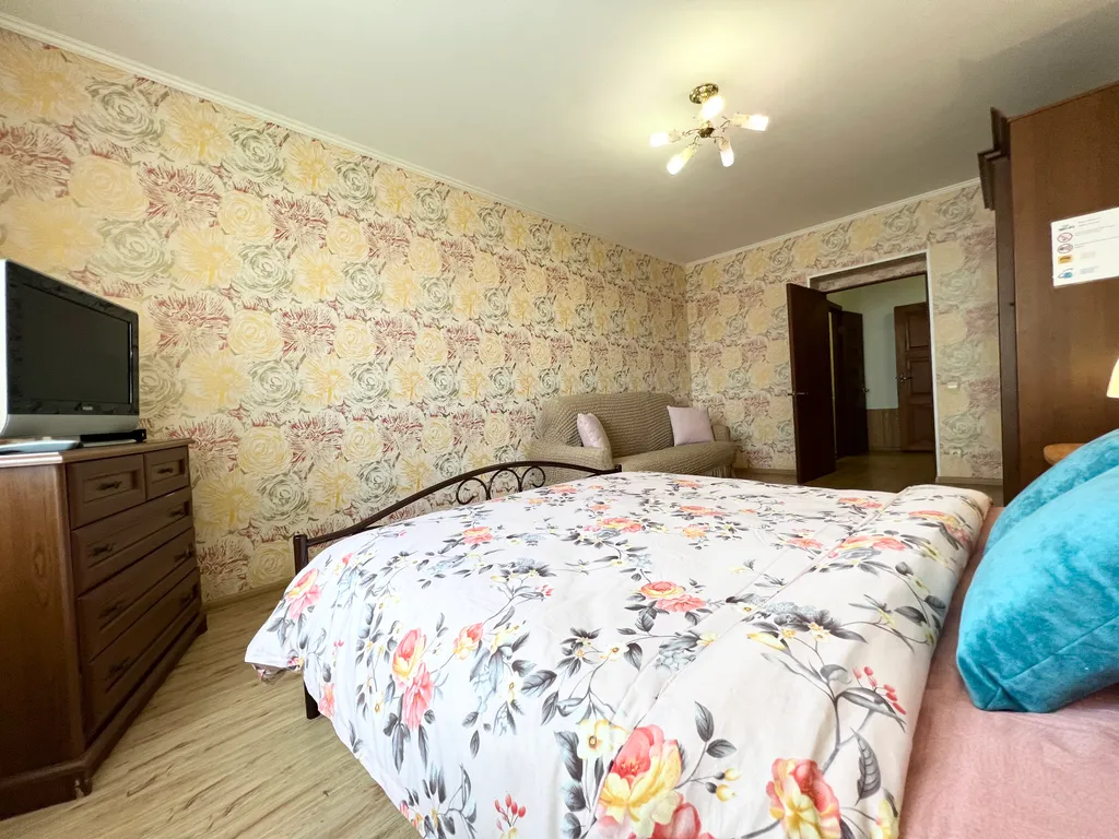 Квартира однокомнатная на улице Кооперативной, 42 м², Калуга — спальня, фото 5