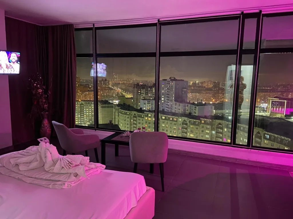 Студия с панорамными окнами и джакузи