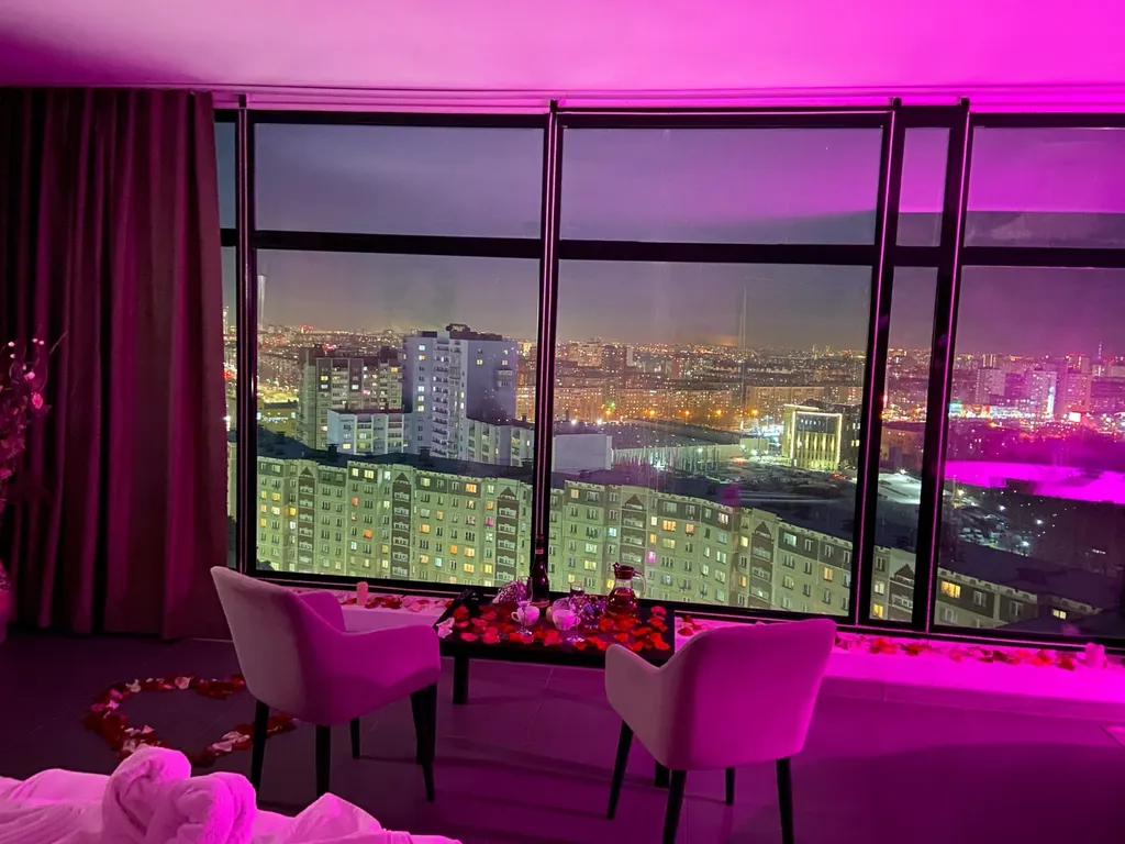 Студия с панорамными окнами и джакузи