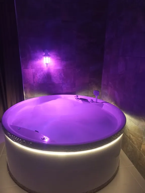 Студия с панорамными окнами и джакузи