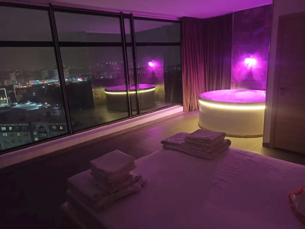 Студия с панорамными окнами и джакузи