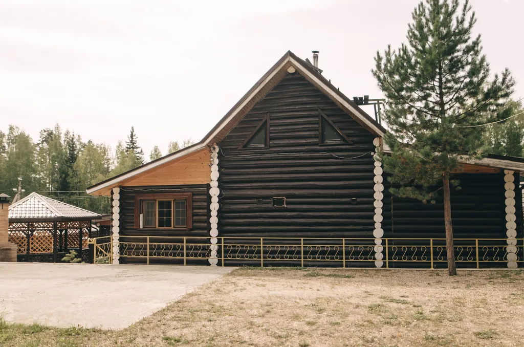 Дом коттедж с баней и бассейном