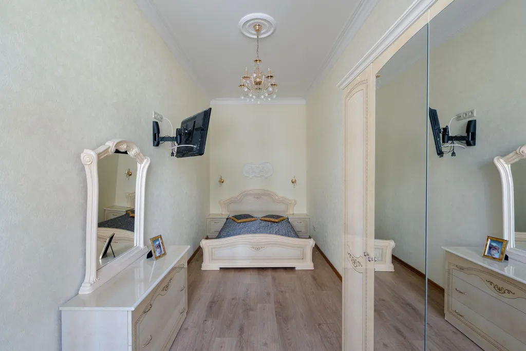 Квартира двухкомнатная у Адмы, в Адмиралтейском, 90 м², Санкт-Петербург — спальня