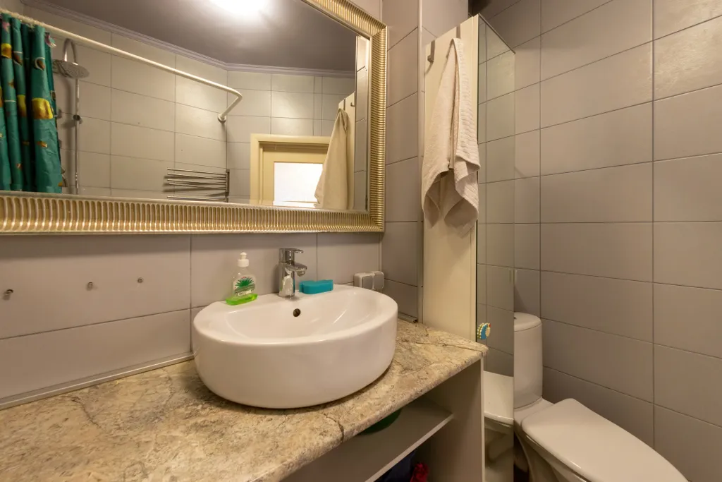 Квартира трёхкомнатная у Горьковской, в Печёрах, 77 м², Нижний Новгород — ванная комната