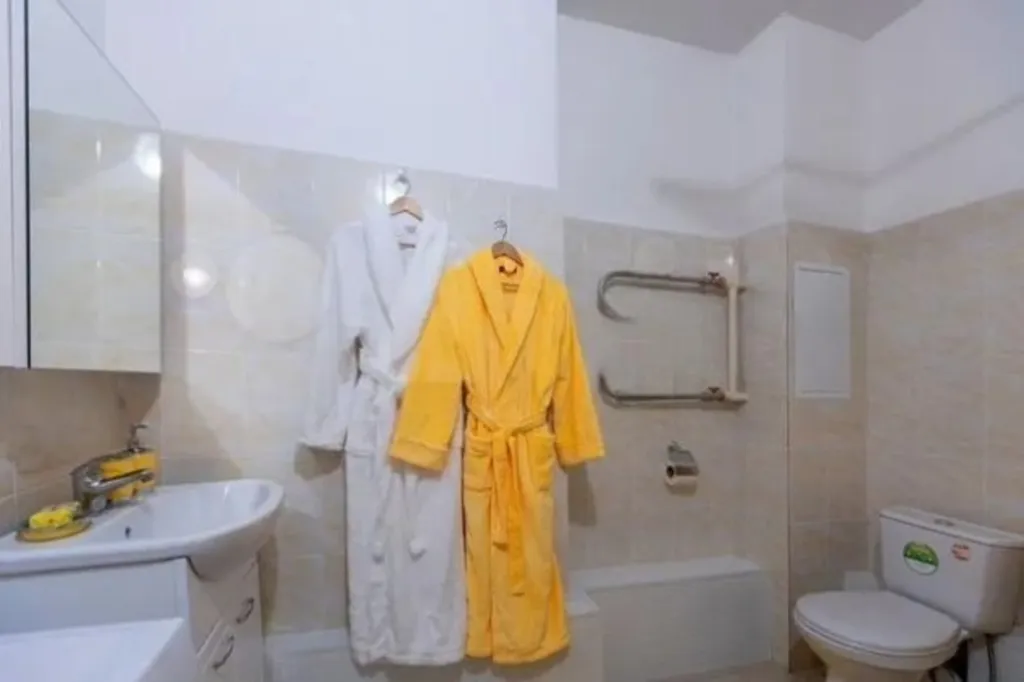 Квартира двухкомнатная в Советском, 60 м², Красноярск — ванная комната, фото 2