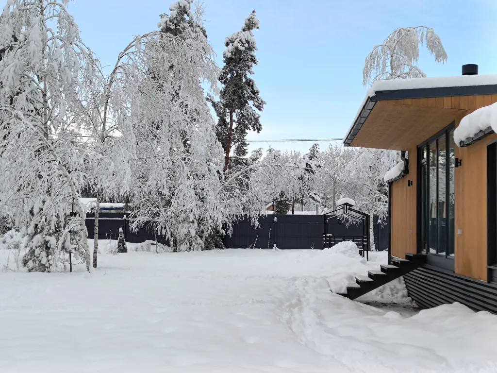 Уютный дом с панорамными окнами и бассейном на участке 15 соток