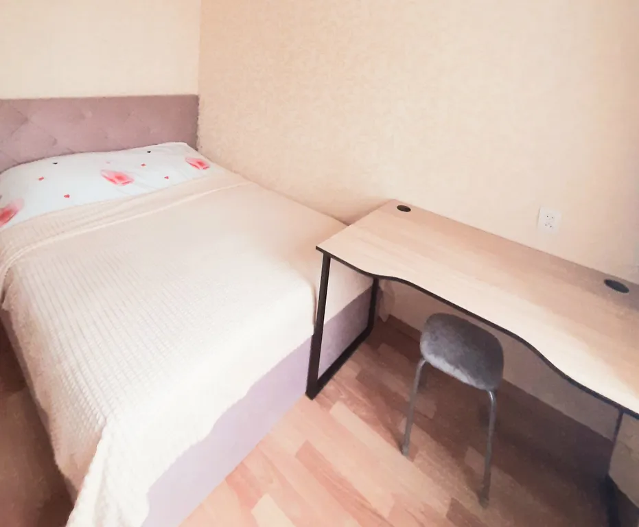 Квартира двухкомнатная на улице Мире, 47 м², Новомосковск — спальня, фото 4