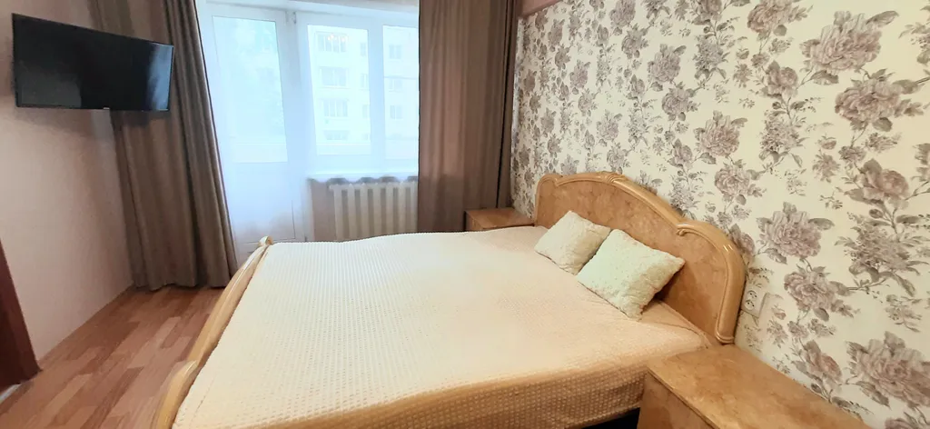 Квартира двухкомнатная на улице Мире, 47 м², Новомосковск — спальня, фото 5