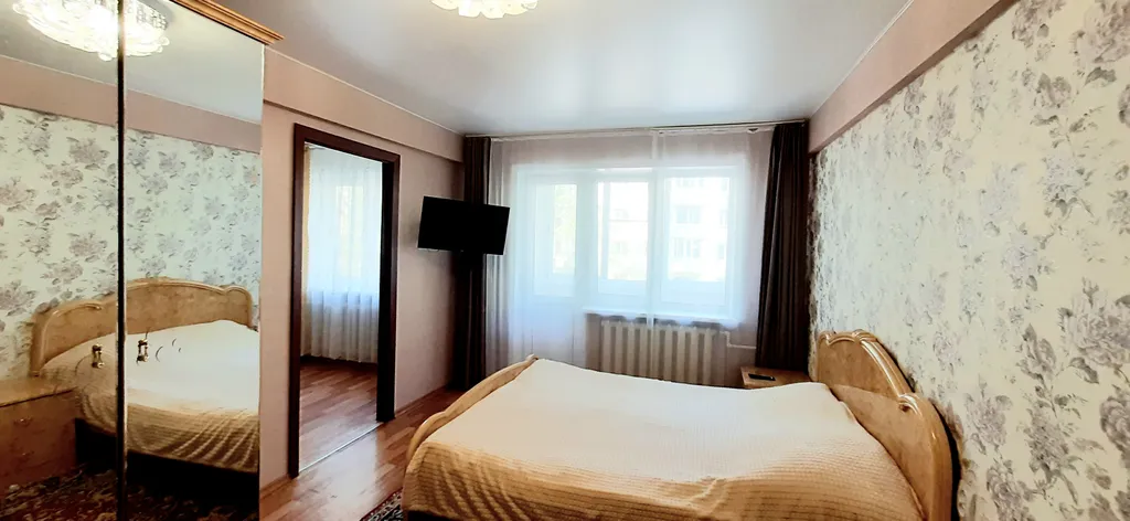 Квартира двухкомнатная на улице Мире, 47 м², Новомосковск — спальня, фото 6