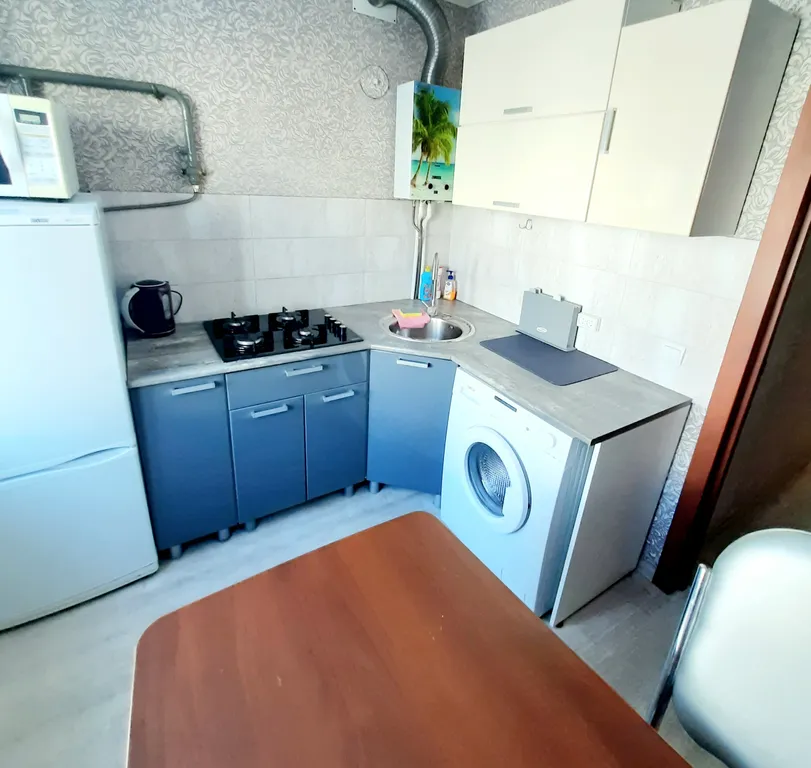 Квартира двухкомнатная на улице Мире, 47 м², Новомосковск — кухня