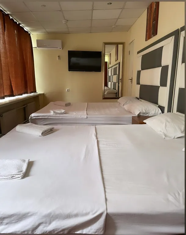 Семейный номер эконом-класса с общей ванной комнатой