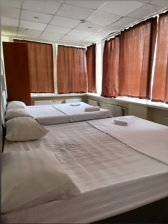 Семейный номер эконом-класса с общей ванной комнатой