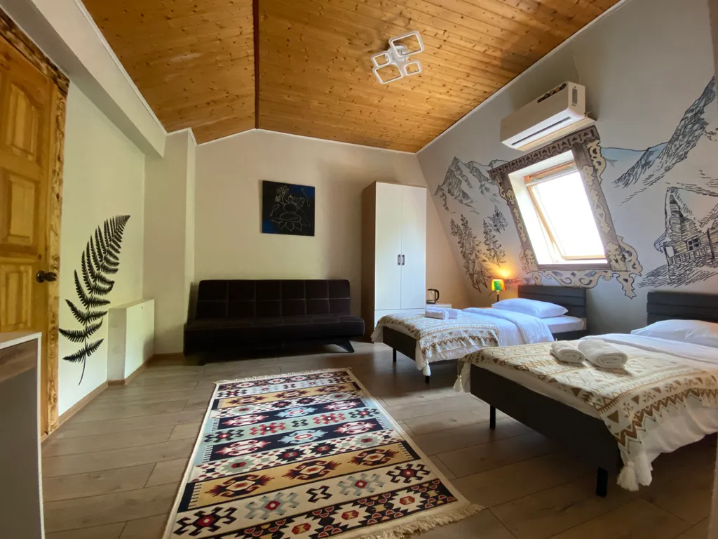 Семейный номер Аутентичный двухкомнатный Comfort с видом на горы, с ванной, N10